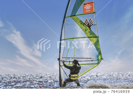 【白波立つ春の嵐の中でウィンドサーフィン　空合成】 76416939
