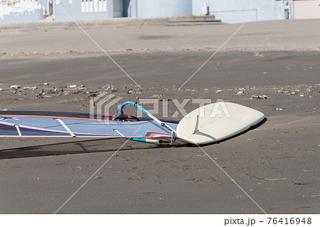 【のんびりした砂浜の様子　休憩中のウィンドサーフィン】 76416948