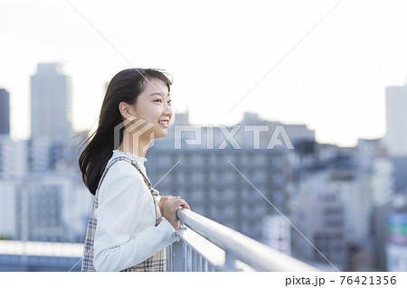 中学生 高校生 女の子 若者 学生 76421356