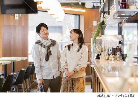 ミドル夫婦 カフェ 76421382