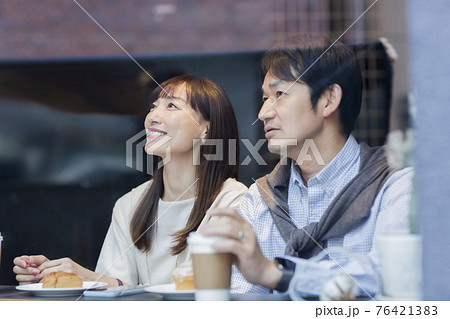 カフェで過ごすミドル夫婦 カフェで過ごすミドル夫婦 76421383