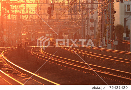 芦屋駅付近　夕暮れの線路 76421420