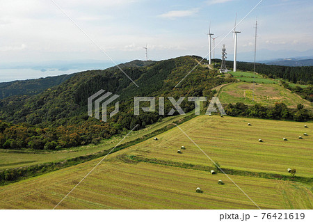 きほく上場公園近くの牧草ロールの草原 76421619