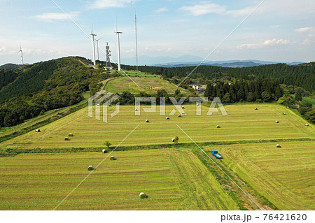 きほく上場公園の牧草ロールの草原 きほく上場公園の牧草ロールの草原 76421620