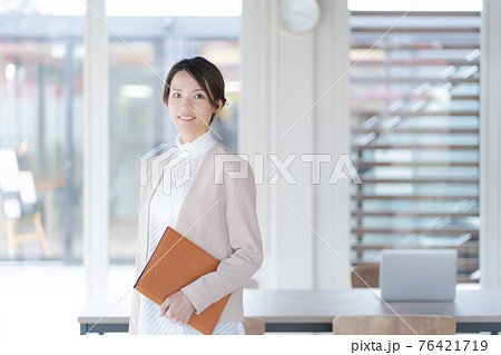 働く　女性　上半身　20代　 76421719