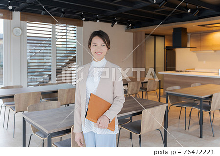 働く　女性　上半身　オフィス 76422221