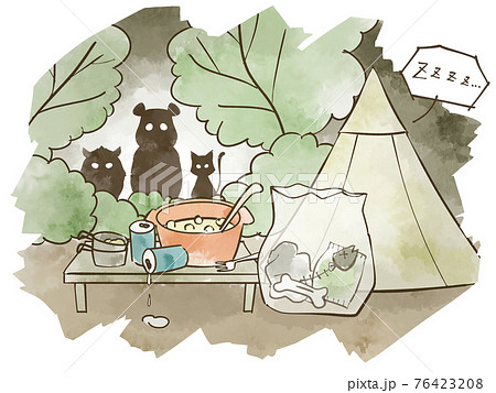 キャンプ場で夜中に野生動物に狙われる食材やごみ 76423208