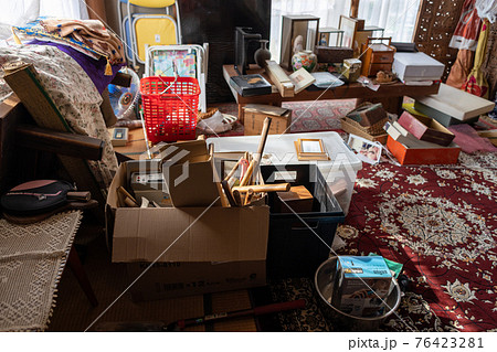遺品整理中の古い家の散らかった洋室の中 遺品整理中の古い家の散らかった洋室の中 76423281