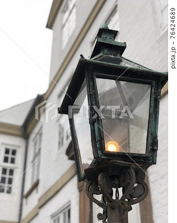 日が暮れて火が灯った海外の街灯 北欧デンマークの街並みの写真素材