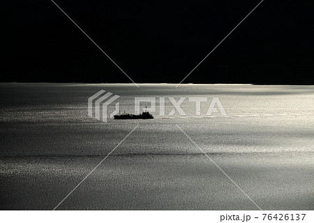 若人の広場公園から見た曇天の鳴門海峡 76426137