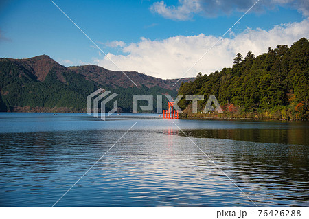 芦ノ湖に浮かぶ「平和の鳥居」 76426288