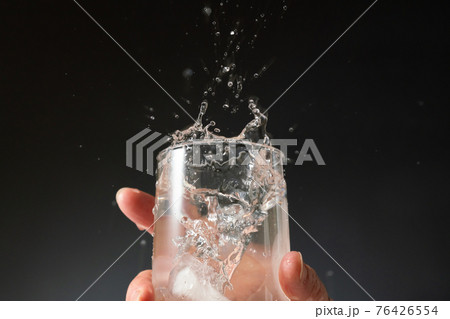 水　跳ねる　弾ける 手　グラス 76426554