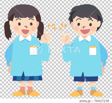 玩剪刀石頭布的微笑的幼兒園兒童（choki）成為朋友 76427236