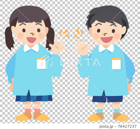 一個微笑的幼兒園孩子（par）玩石頭剪刀布並成為朋友 76427237