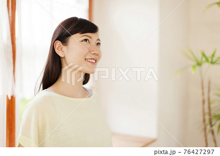 窓際の女性 窓際の女性 76427297