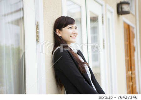待ち合わせする女性 待ち合わせする女性 76427346