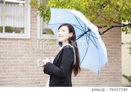 傘をさす女性 傘をさす女性 76427384