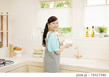 洗い物をする女性 洗い物をする女性 76427480