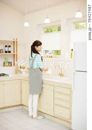 洗い物をする女性 76427487