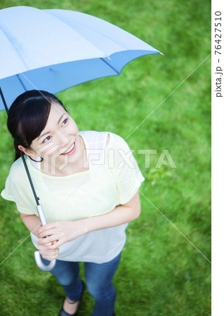傘をさす女性 76427510