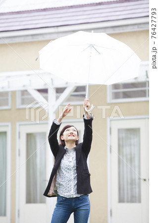 傘をさす女性 傘をさす女性 76427793