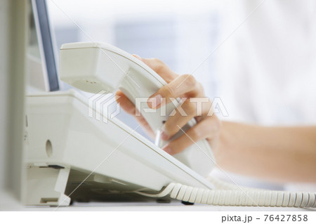 電話応対をする女性 電話応対をする女性 76427858