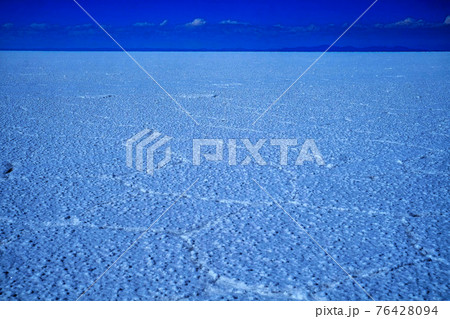 南米ボリビアのウユニ塩湖の風景 76428094
