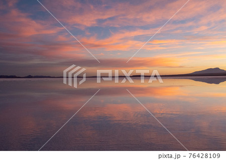 南米ボリビアのウユニ塩湖の風景 76428109