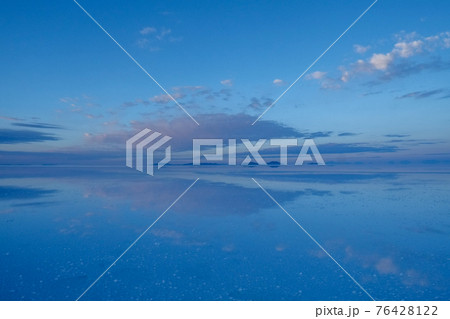 南米ボリビアのウユニ塩湖の風景 76428122