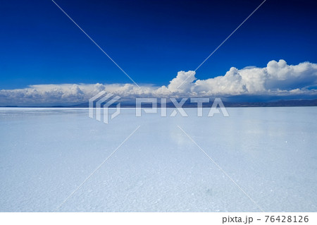南米ボリビアのウユニ塩湖の風景 76428126