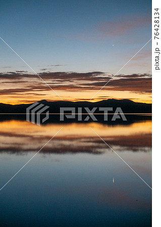 南米ボリビアのウユニ塩湖の風景 76428134