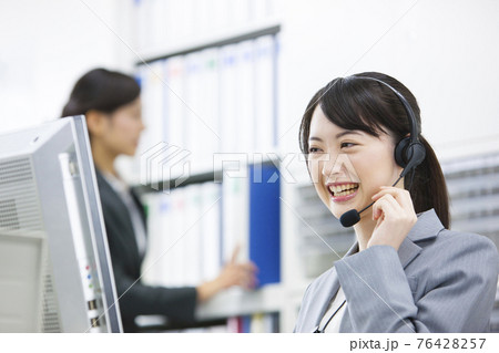 コールセンターのオペレーターの写真素材