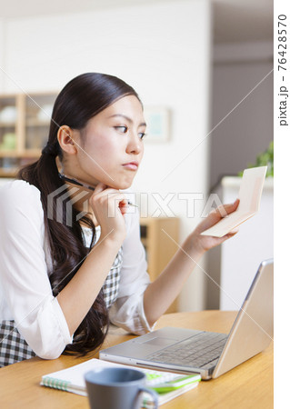 家計簿をつける女性 家計簿をつける女性 76428570