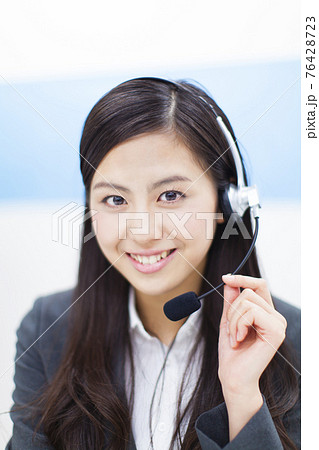 コールセンターのオペレーター 76428723