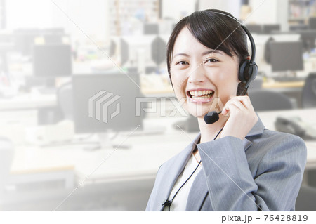 コールセンターのオペレーター 76428819