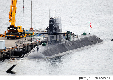 広島県呉市　海上自衛隊呉基地に停泊する潜水艦 76428974