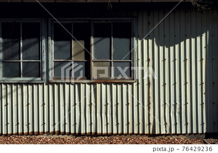 さびれた物置小屋 76429236