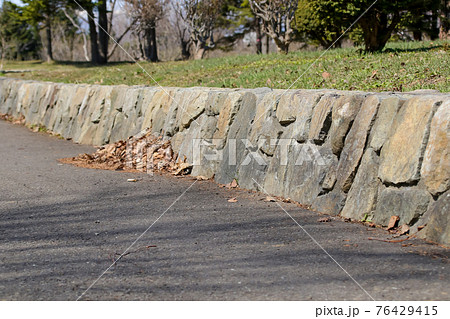 石 石囲い ブロック 花壇 公園 屋外 公共施設の写真素材
