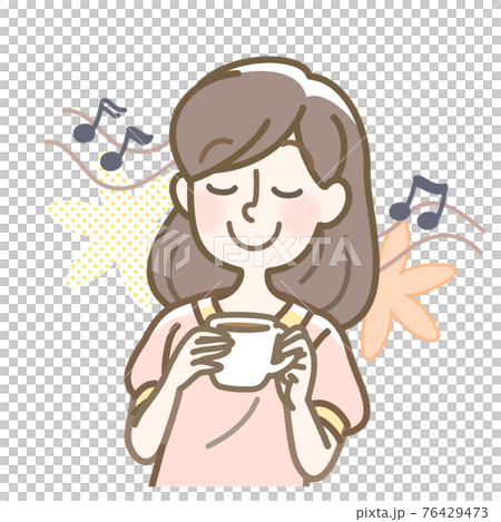 音楽を聴きながら飲み物を飲んでリラックスする女性 76429473