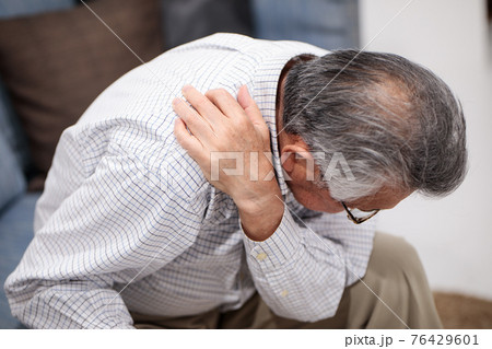 肩こりに悩むシニア男性 76429601