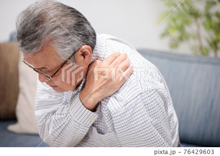 肩こりに悩むシニア男性 76429603