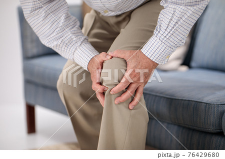 膝の痛みに悩むシニア男性 76429680