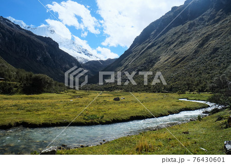 南米ペルー ワラスから日帰りで行くレイク69までのトレッキング風景 南米ペルー ワラスから日帰りで行くレイク69までのトレッキング風景 76430601