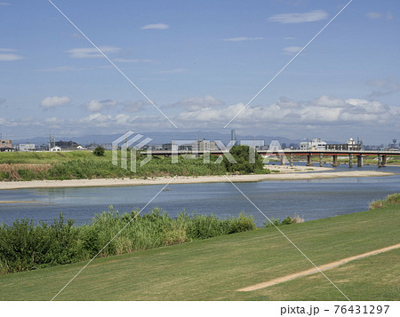 青空が広がる河川敷の公園 青空が広がる河川敷の公園 76431297