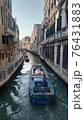 ベネチアの水路と青い船 76431883