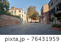 ベネチアの住宅街の朝 76431959