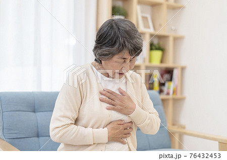 体調不良のシニア女性 胸痛 胃痛 体調不良のシニア女性 胸痛 胃痛 76432453