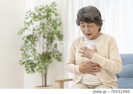 体調不良のシニア女性 胸痛 胃痛 体調不良のシニア女性 胸痛 胃痛 76432460