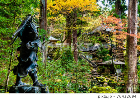 神奈川県南足柄市 大雄山最乗寺 天狗像と多宝塔の写真素材