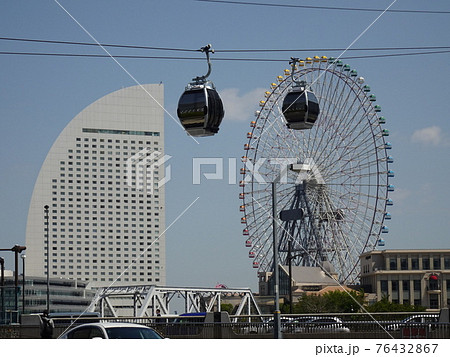 横浜観光 みなとみらい地区 ホテルと大観覧車とロープウェイ の写真素材